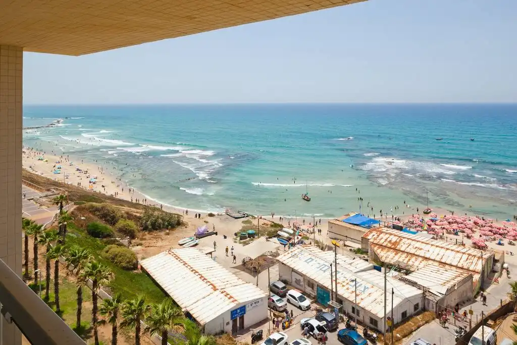 דירת חוף יוקרתית עם 3 חדרי שינה, נוף מדהים לים, חניה וממ״ד בבת ים