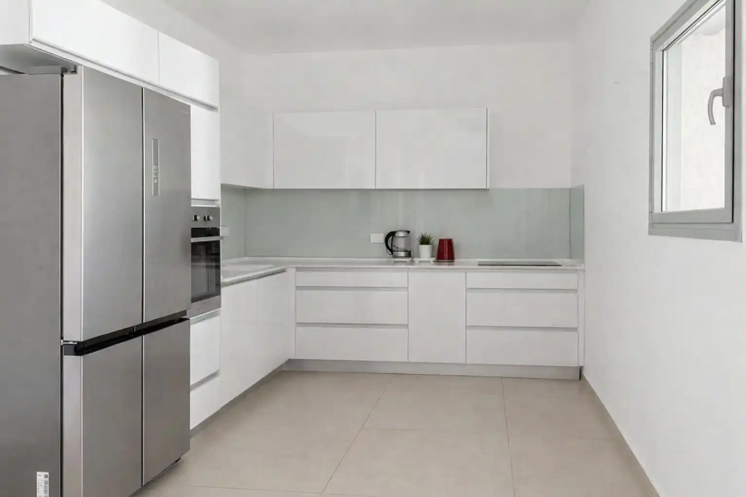 דירת 3 חדרי שינה במגדל נוף לים בקומה 33 עם חניה וממ״ד בבת ים