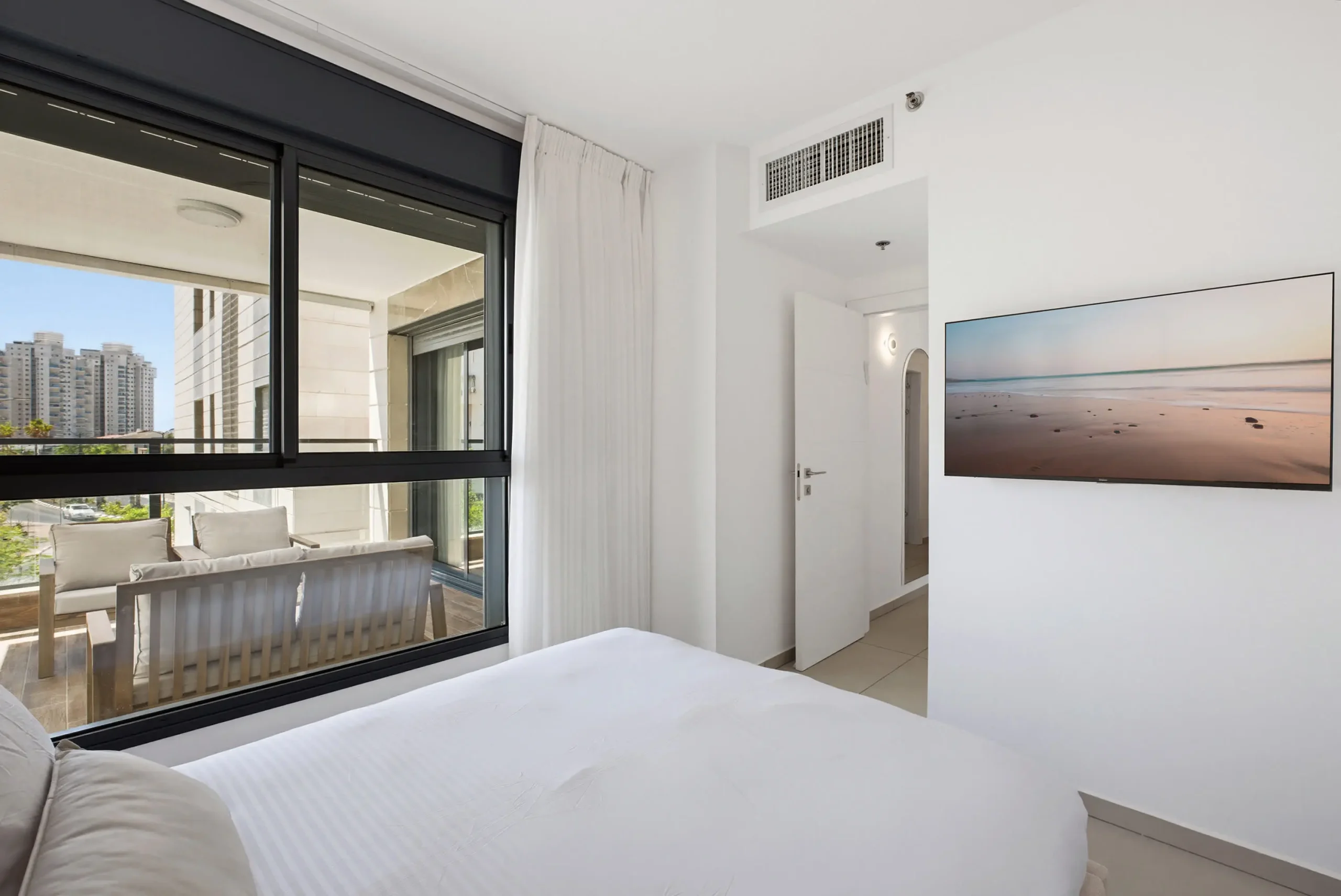 Spacious 3BR Apartment with Balcony, Parking & Mamad Near the Beach in Bat Yam