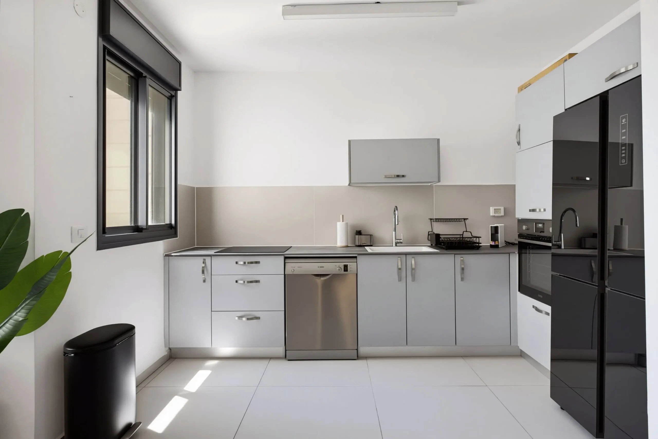 Spacious 3BR Apartment with Balcony, Parking & Mamad Near the Beach in Bat Yam