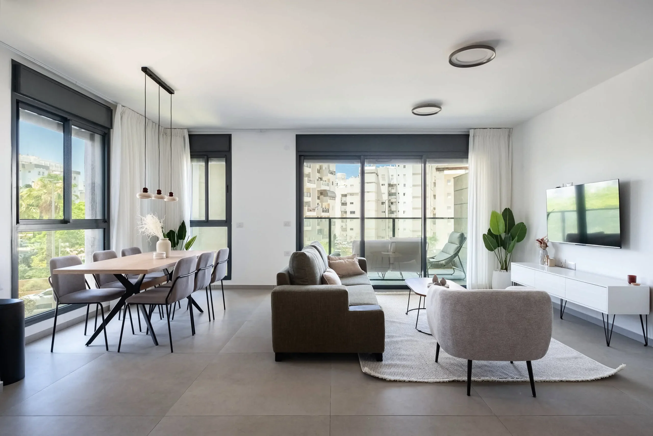 Luxury 4-Bedroom Penthouse with Private Balcony, City Views & Safe Room in Bat Yam